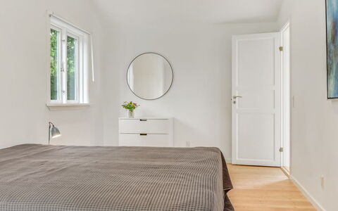 Sverkel - 700M from the Sea: Meubilair, Interieur Ontwerp, Flooring, Verdieping, Hout, Slaapkamer, Bed, Plafond, Houten Vloer, Huis
