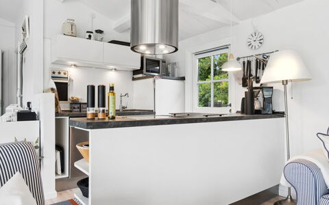 Ylermi - 1.5Km from the Sea: Keuken, Meubilair, Interieur Ontwerp, Flooring, Toestel Van De Keuken, Plafond, Countertop, Major Appliance, Huishoudapparatuur, Verdieping
