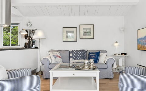 Ylermi - 1.5Km from the Sea: Meubilair, Bankstel, Interieur Ontwerp, Plafond, Woonkamer, Huis, Kamer, Kussen Gooien