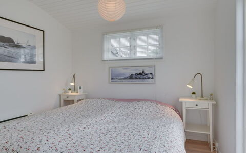 Ylermi - 1.5Km from the Sea: Bed, Slaapkamer, Interieur Ontwerp, Plafond, Laken, Meubilair, Bedding, Verdieping, Linens, Flooring