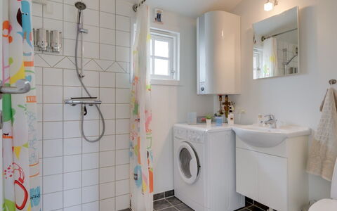 Ylermi - 1.5Km from the Sea: Interieur Ontwerp, Loodgieterswerkinrichting, Flooring, Verdieping, Badkamer, Wastafel, Kraan, Wasmachine, Loodgieter, Kamer