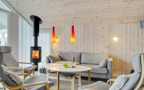 Domi - 1.2Km from the Sea: Meubilair, Flooring, Interieur Ontwerp, Hout, Verdieping, Woonkamer, Verlichting, Stoel, Huis, Tafel