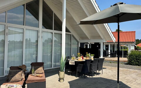 Domi - 1.2Km from the Sea: Dak, Huis, Schaduw, Deur, Landgoed, Buitenmeubels, Siding, Veranda, Werf
