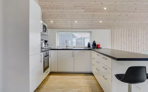 Domi - 1.2Km from the Sea: Hout, Plafond, Flooring, Interieur Ontwerp, Keuken, Huis, Lichte Inrichting, Houten Vloer, Countertop, Hardwood