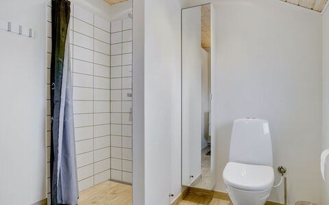 Domi - 1.2Km from the Sea: Flooring, Verdieping, Muur, Hout, Loodgieterswerkinrichting, Interieur Ontwerp, Toilet, Wc Bril, Badkamer, Plafond