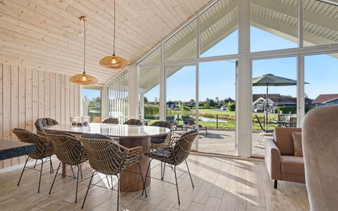 Domi - 1.2Km from the Sea: Hout, Huis, Houten Vloer, Plafond, Veranda, Hardwood, Plank, Verblijf, Dek, Stoel