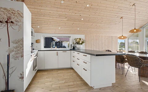 Domi - 1.2Km from the Sea: Interieur Ontwerp, Keuken, Flooring, Meubilair, Countertop, Lichte Inrichting, Hout, Plafond, Verdieping, Houten Vloer
