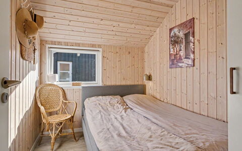 Domi - 1.2Km from the Sea: Slaapkamer, Hout, Bed, Laken, Meubilair, Verdieping, Bedding, Plafond, Interieur Ontwerp, Flooring
