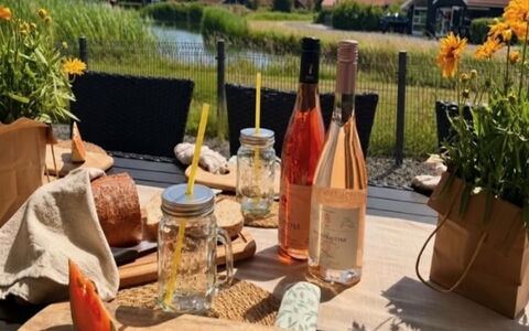 Domi - 1.2Km from the Sea: Fles, Tableware, Drinkware, Tafel, Voedsel, Meubilair, Glazen Fles, Serveware