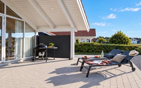Domi - 1.2Km from the Sea: Buitenmeubels, Schaduw, Bloempot, Stoel, Kamerplant, Patio, Luifel, Dek, Ontwerp, Veranda