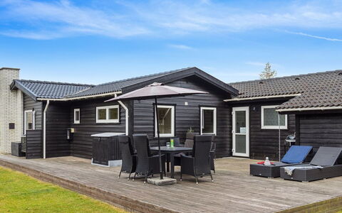 Kalevi - 900M from the Sea: Dak, Huis, Huis, Verblijf, Deur, Siding, Dek, Veranda, Plank, Hardwood