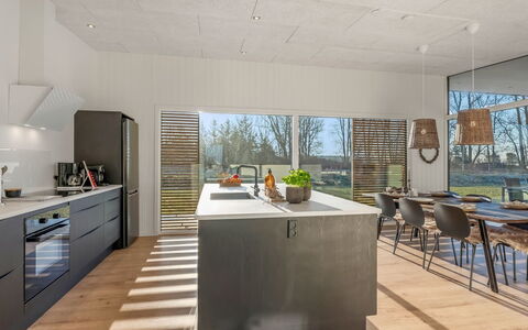 Vanna - 1.2Km from the Sea: Flooring, Meubilair, Keuken, Hout, Verdieping, Interieur Ontwerp, Plafond, Countertop, Stoel, Keuken En Eettafel