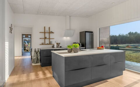 Vanna - 1.2Km from the Sea: Flooring, Keuken, Verdieping, Meubilair, Countertop, Hout, Interieur Ontwerp, Cabinetry, Toestel Van De Keuken, Houten Vloer