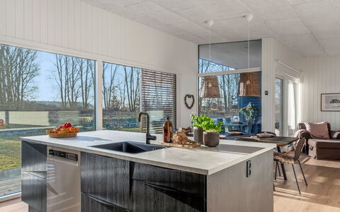 Vanna - 1.2Km from the Sea: Hout, Keuken, Flooring, Interieur Ontwerp, Meubilair, Plafond, Countertop, Verdieping, Huis, Toestel Van De Keuken