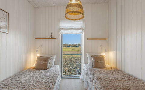 Vanna - 1.2Km from the Sea: Slaapkamer, Hardwood, Plank, Bed, Daylighting, Bedding