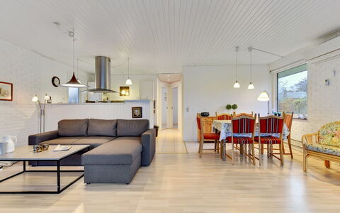 Umen - 300M from the Sea: Dak, Huis, Huis, Verblijf, Deur, Siding, Dek, Veranda, Plank, Hardwood