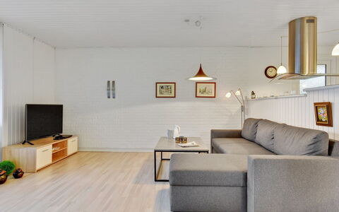 Umen - 300M from the Sea: Dak, Huis, Huis, Verblijf, Deur, Siding, Dek, Veranda, Plank, Hardwood