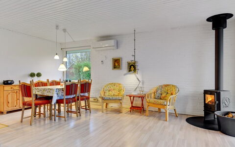 Umen - 300M from the Sea: Dak, Huis, Huis, Verblijf, Deur, Siding, Dek, Veranda, Plank, Hardwood