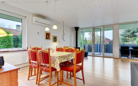 Umen - 300M from the Sea: Dak, Huis, Huis, Verblijf, Deur, Siding, Dek, Veranda, Plank, Hardwood