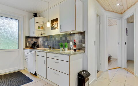 Umen - 300M from the Sea: Dak, Huis, Huis, Verblijf, Deur, Siding, Dek, Veranda, Plank, Hardwood