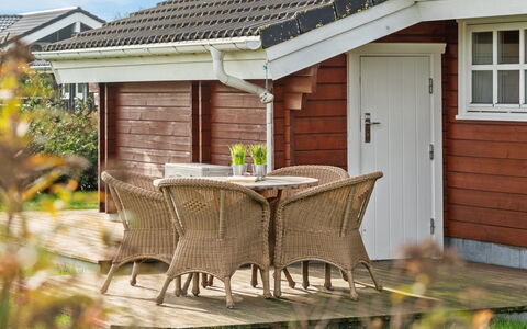 Ruusu - 300M from the Sea: Appartement, Schaduw, Balkon, Stoel, Hek, Buitenmeubels, Aluminium, Kunstgras