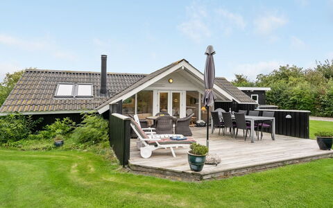 Sella - 500M from the Sea: Dak, Huis, Land Lot, Huis, Verblijf, Landgoed, Garden Gebouwen, Schaduw, Blokhut, Landscaping