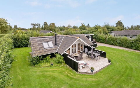 Sella - 500M from the Sea: Dak, Huis, Land Lot, Huis, Verblijf, Landgoed, Garden Gebouwen, Schaduw, Blokhut, Landscaping