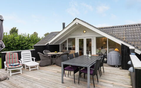 Sella - 500M from the Sea: Dak, Huis, Land Lot, Huis, Verblijf, Landgoed, Garden Gebouwen, Schaduw, Blokhut, Landscaping