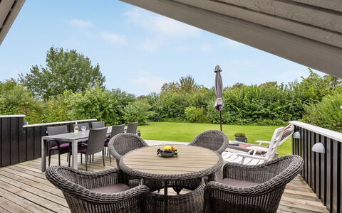 Sella - 500M from the Sea: Dak, Huis, Land Lot, Huis, Verblijf, Landgoed, Garden Gebouwen, Schaduw, Blokhut, Landscaping