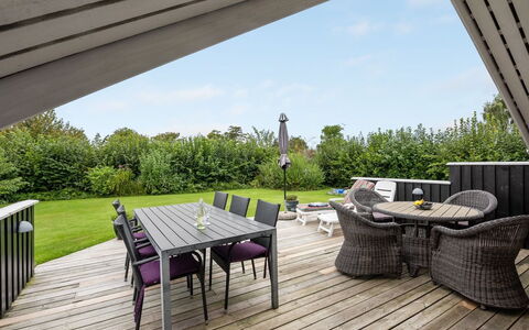 Sella - 500M from the Sea: Dak, Huis, Land Lot, Huis, Verblijf, Landgoed, Garden Gebouwen, Schaduw, Blokhut, Landscaping