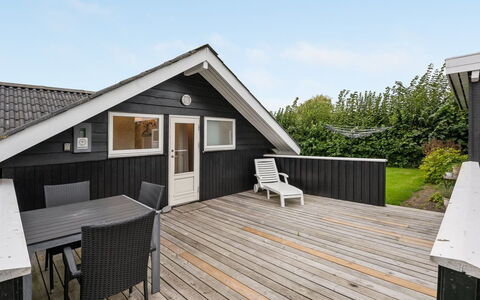 Sella - 500M from the Sea: Dak, Huis, Land Lot, Huis, Verblijf, Landgoed, Garden Gebouwen, Schaduw, Blokhut, Landscaping