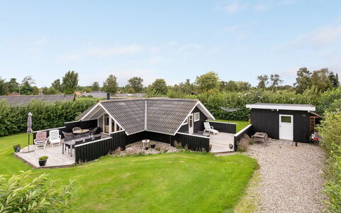 Sella - 500M from the Sea: Dak, Huis, Land Lot, Huis, Verblijf, Landgoed, Garden Gebouwen, Schaduw, Blokhut, Landscaping