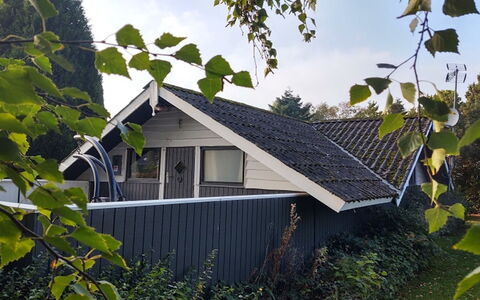 Rieke - 300M from the Sea: Hout, Dak, Huis, Architectuur, Huis, Siding, Verblijf, Schaduw, Backyard, Garden Gebouwen