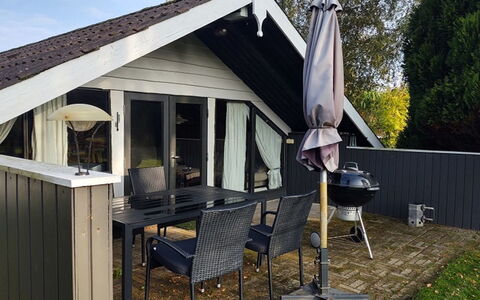 Rieke - 300M from the Sea: Verblijf, Schaduw, Stoel, Buitenmeubels, Hardwood, Siding, Veranda, Patio, Dek, Outdoor Structuur