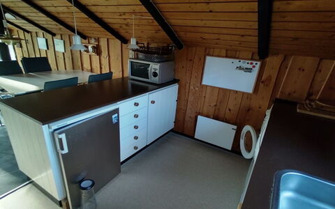 Rieke - 300M from the Sea: Gootsteen, Wastafel, Loodgieterswerkinrichting, Keuken, Beits, Hardwood, Kraan, Countertop, Multiplex, Toestel Van De Keuken
