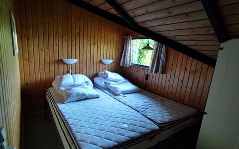 Rieke - 300M from the Sea: Hout, Slaapkamer, Bed, Meubilair, Verdieping, Laken, Interieur Ontwerp, Bedding, Linens, Huis