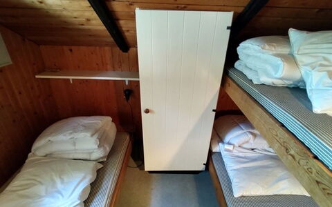 Rieke - 300M from the Sea: Bed, Hout, Slaapkamer, Stapelbed, Meubilair, Verdieping, Flooring, Bed Frame, Laken, Bedding