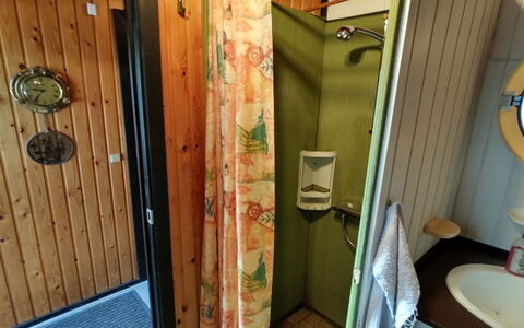 Rieke - 300M from the Sea: Hout, Loodgieterswerkinrichting, Verdieping, Flooring, Badkamer, Loodgieter, Beits, Kamer, Wastafel In De Badkamer, Hardwood