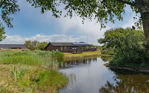 Frigga - 400M from the Sea: Dak, Huis, Huis, Verblijf, Deur, Siding, Dek, Veranda, Plank, Hardwood