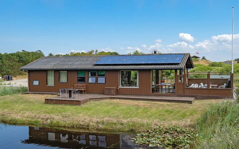 Frigga - 400M from the Sea: Dak, Huis, Huis, Verblijf, Deur, Siding, Dek, Veranda, Plank, Hardwood
