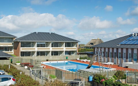 Britt - 100M from the Sea: Dak, Huis, Huis, Verblijf, Deur, Siding, Dek, Veranda, Plank, Hardwood