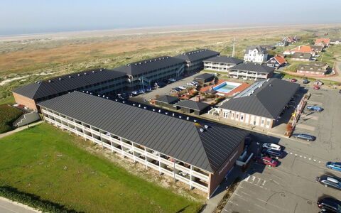 Britt - 100M from the Sea: Dak, Huis, Huis, Verblijf, Deur, Siding, Dek, Veranda, Plank, Hardwood