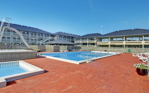 Britt - 100M from the Sea: Dak, Huis, Huis, Verblijf, Deur, Siding, Dek, Veranda, Plank, Hardwood