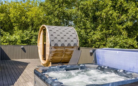 Jonna - 700M from the Sea: Bad, Samengesteld Materiaal, Jacuzzi, Loodgieterswerkinrichting, Beits, Hardwood, Dek, Zwembad, Kamerplant