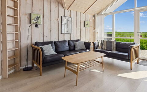 Jonna - 700M from the Sea: Meubilair, Flooring, Hout, Interieur Ontwerp, Verdieping, Houten Vloer, Plafond, Woonkamer, Huis, Hardwood
