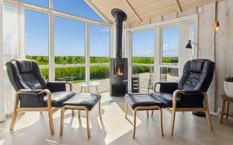 Jonna - 700M from the Sea: Meubilair, Stoel, Interieur Ontwerp, Flooring, Hout, Houten Vloer, Woonkamer, Verdieping, Bankstel, Tafel