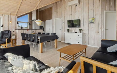 Jonna - 700M from the Sea: Hout, Plafond, Flooring, Interieur Ontwerp, Huis, Verdieping, Meubilair, Hardwood, Houten Vloer, Woonkamer