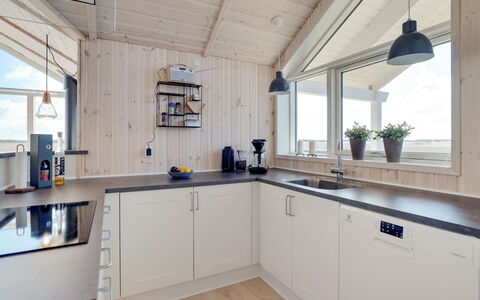 Jonna - 700M from the Sea: Hout, Plafond, Interieur Ontwerp, Flooring, Countertop, Huis, Keuken, Cabinetry, Lichte Inrichting, Kamer