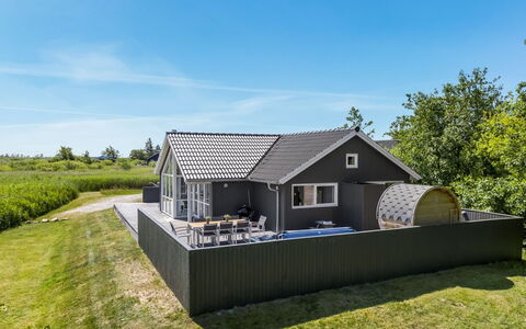 Jonna - 700M from the Sea: Dak, Huis, Huis, Verblijf, Landgoed, Siding, Boerderij, Tuin, Garden Gebouwen, Landscaping