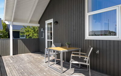 Jonna - 700M from the Sea